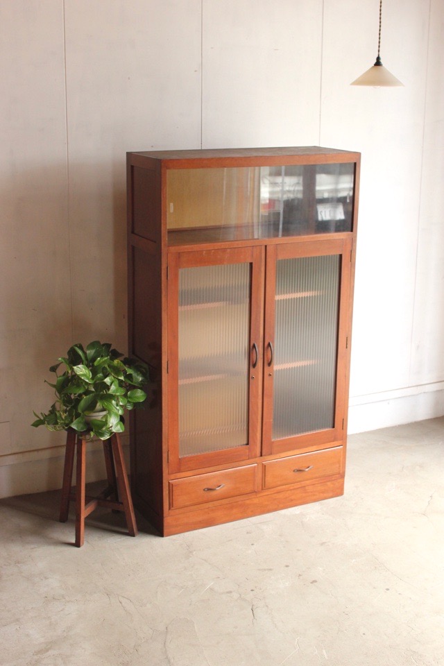 モールガラスの戸棚