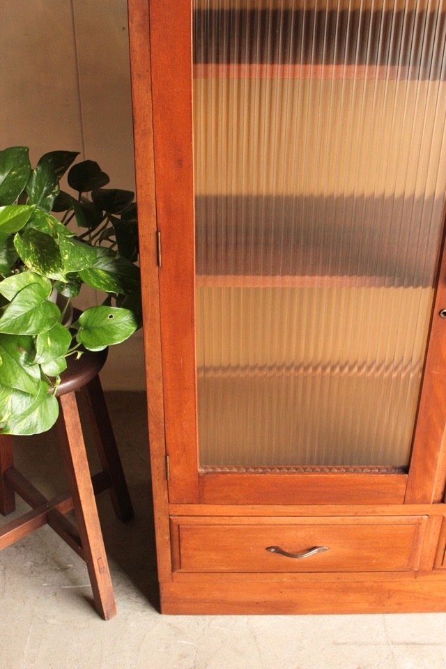 モールガラスの戸棚