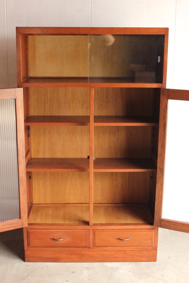 モールガラスの戸棚