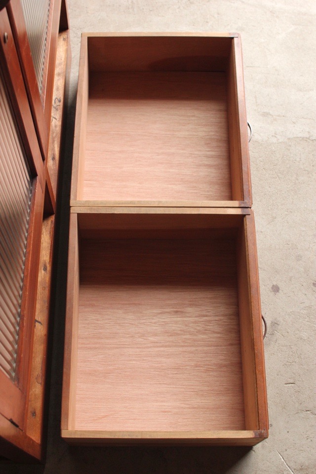 モールガラスの戸棚