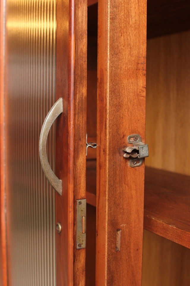 モールガラスの戸棚