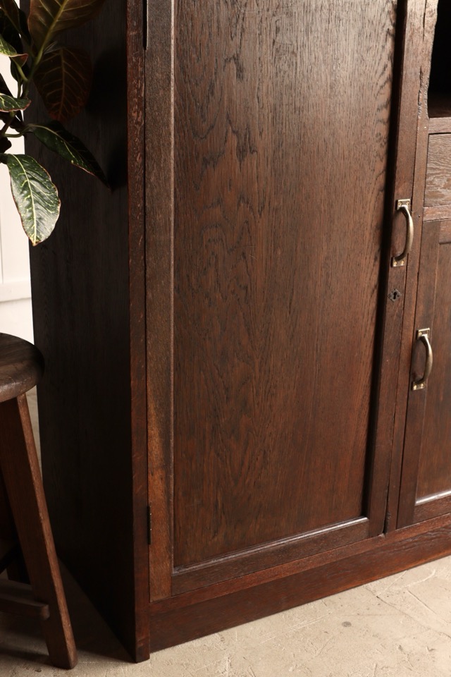 モールガラスの戸棚