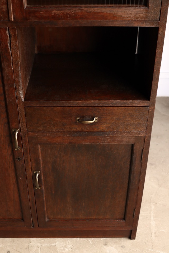 モールガラスの戸棚