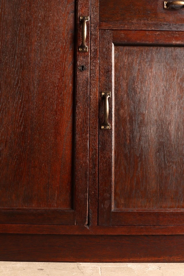 モールガラスの戸棚