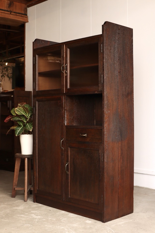 モールガラスの戸棚