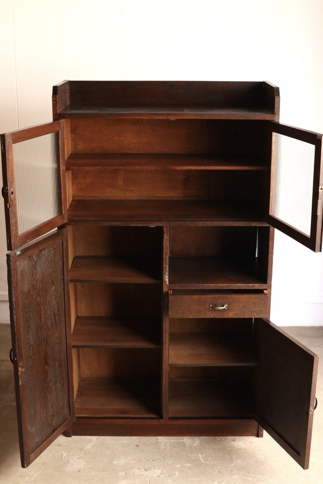 モールガラスの戸棚