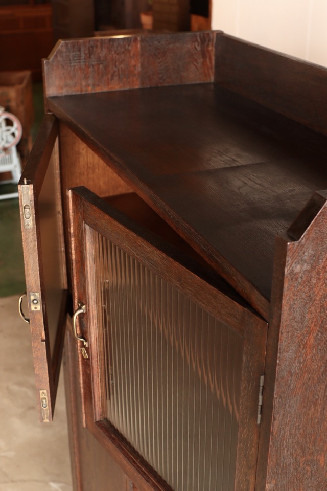 モールガラスの戸棚