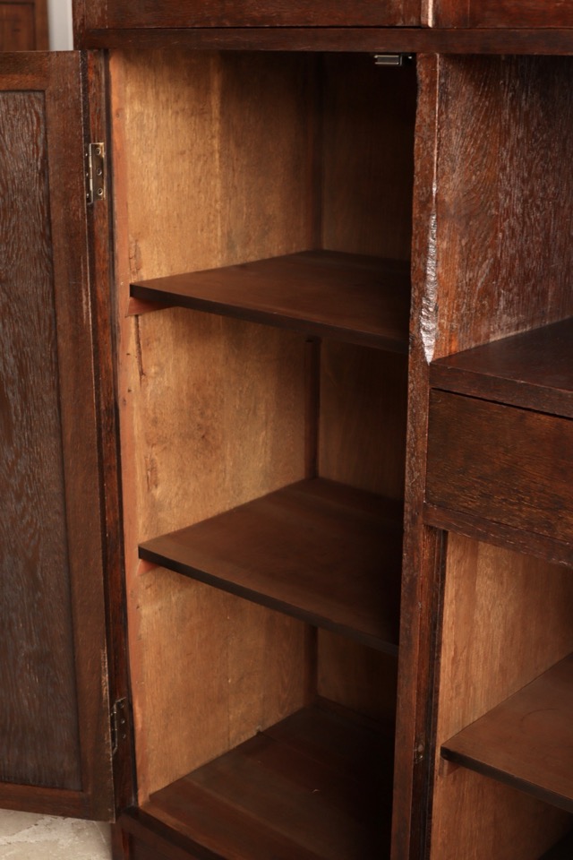 モールガラスの戸棚