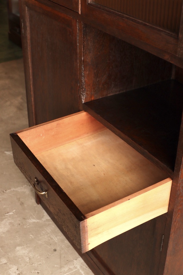 モールガラスの戸棚