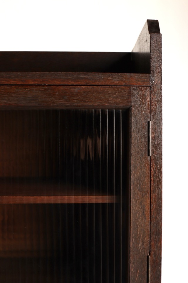 モールガラスの戸棚