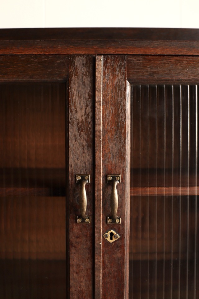 モールガラスの戸棚