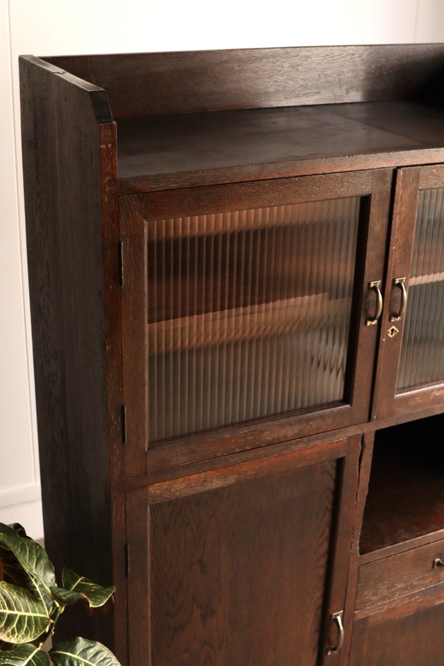 モールガラスの戸棚