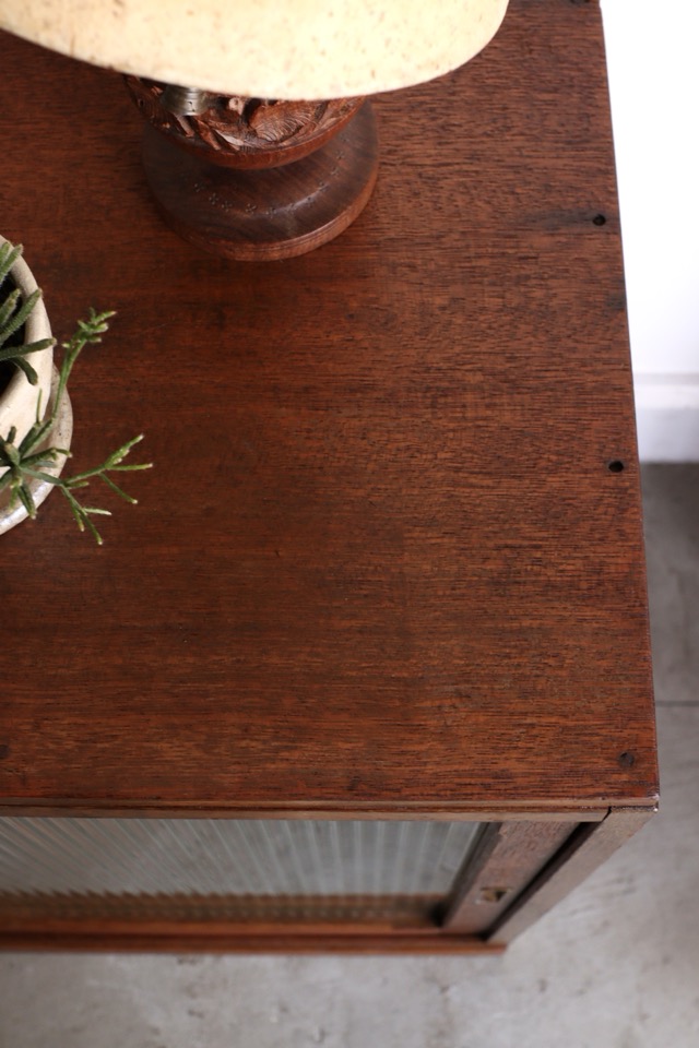 モールガラスの引戸棚