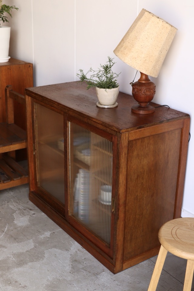 モールガラスの引戸棚