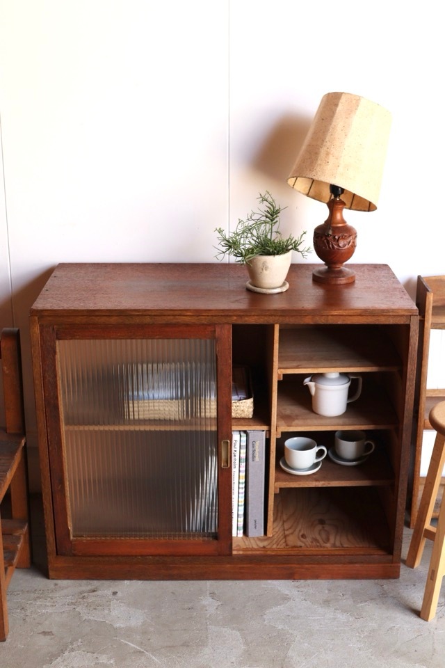 モールガラスの引戸棚