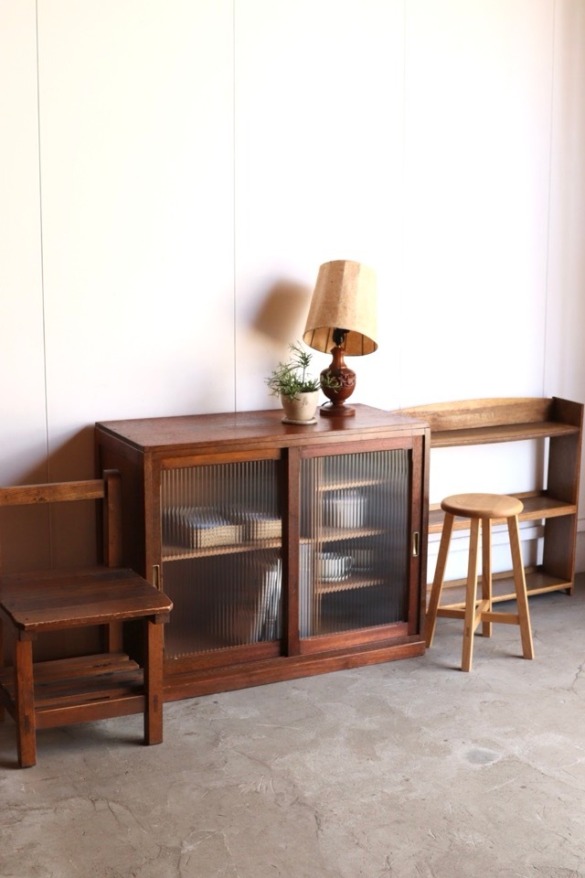 モールガラスの引戸棚