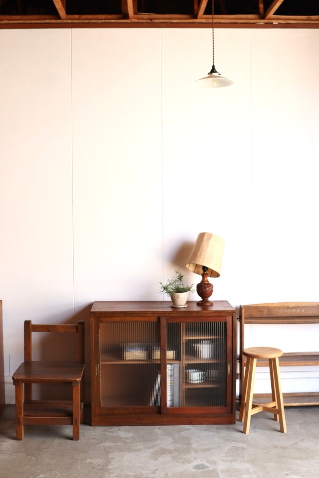 モールガラスの引戸棚