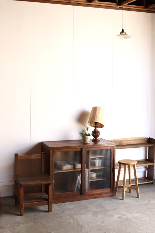 モールガラスの引戸棚