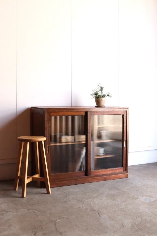 モールガラスの引戸棚