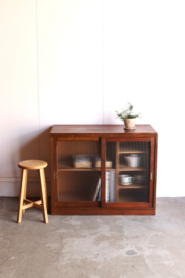 モールガラスの引戸棚