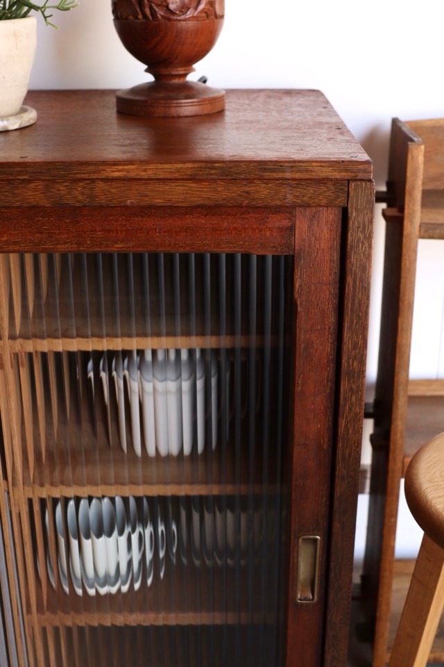 モールガラスの引戸棚