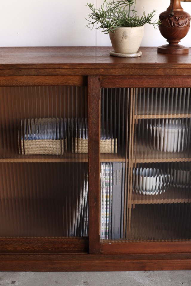 モールガラスの引戸棚