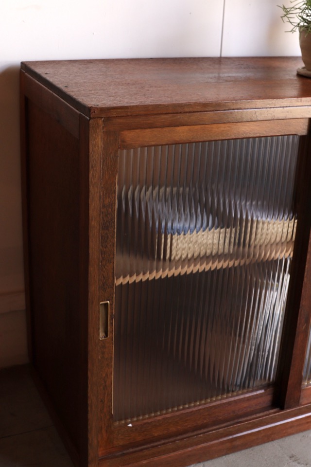 モールガラスの引戸棚