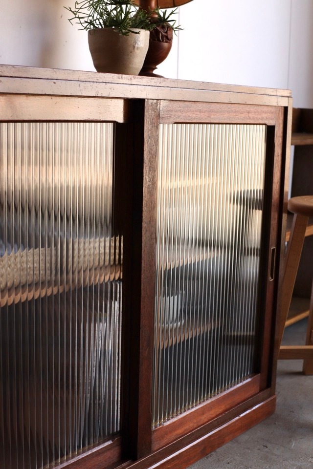 モールガラスの引戸棚