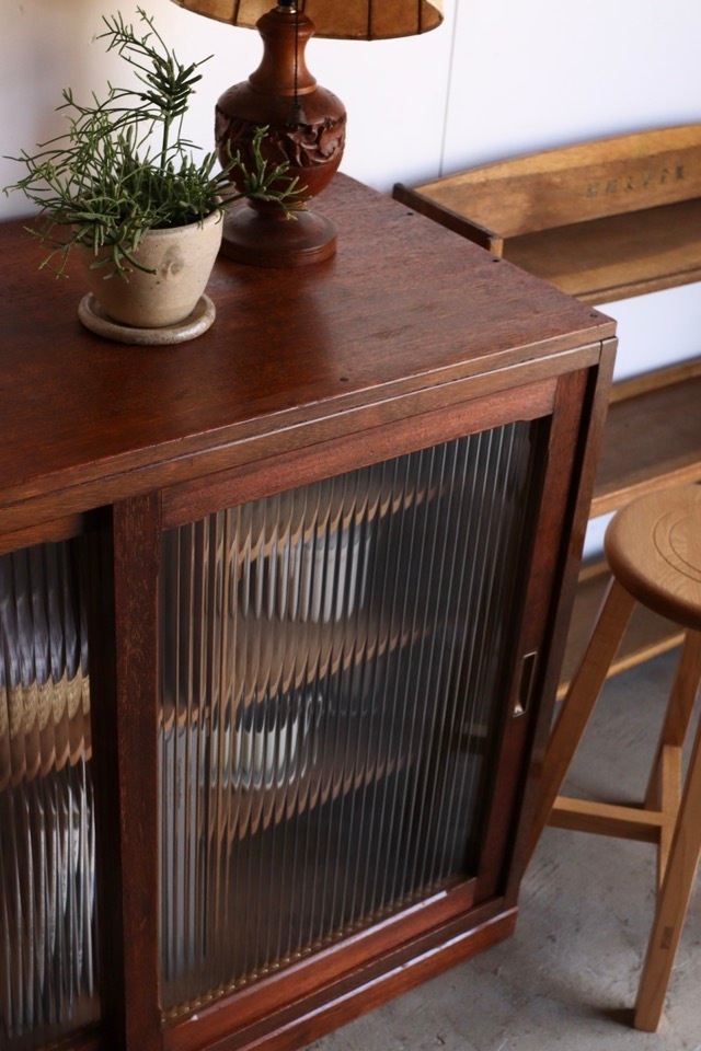 モールガラスの引戸棚