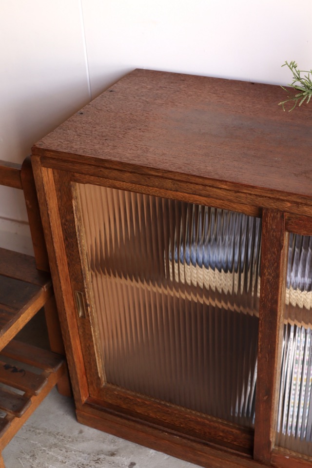 モールガラスの引戸棚