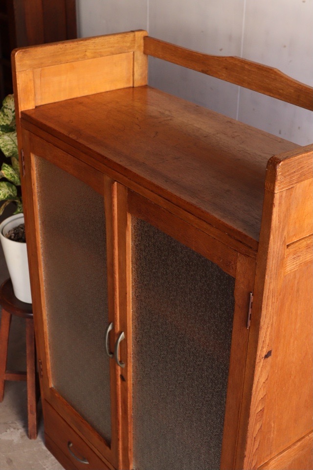 ダイヤガラスの戸棚