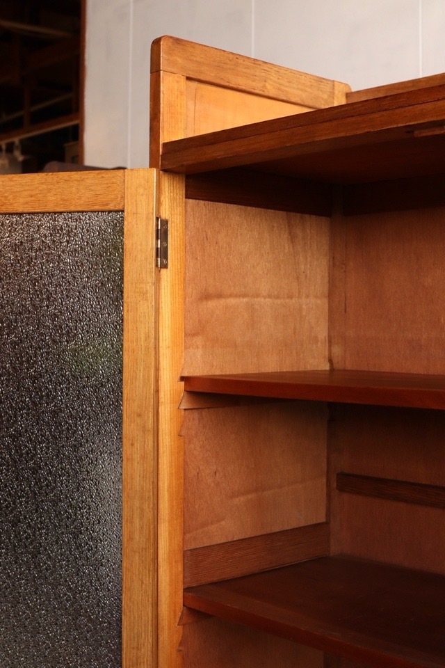 ダイヤガラスの戸棚