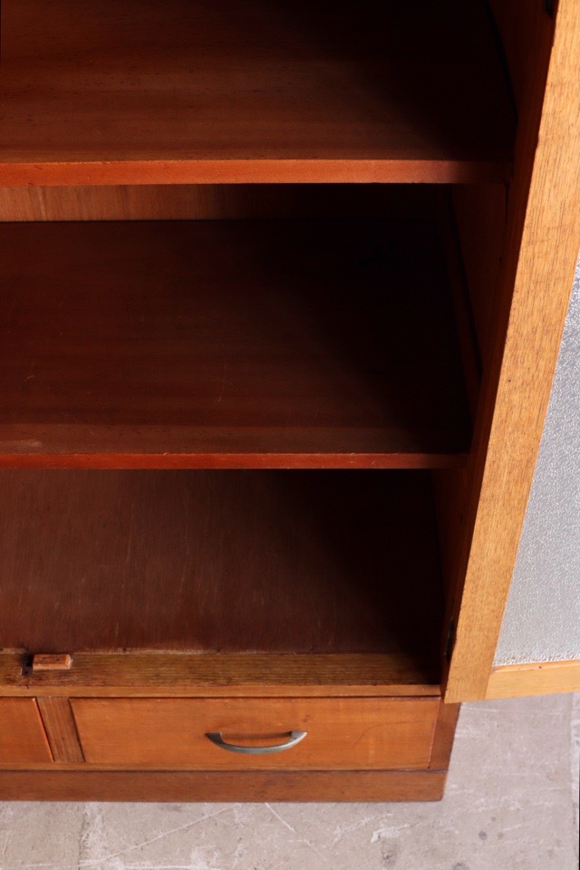 ダイヤガラスの戸棚