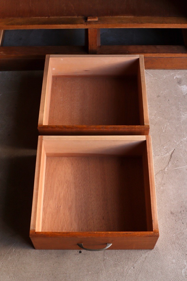 ダイヤガラスの戸棚