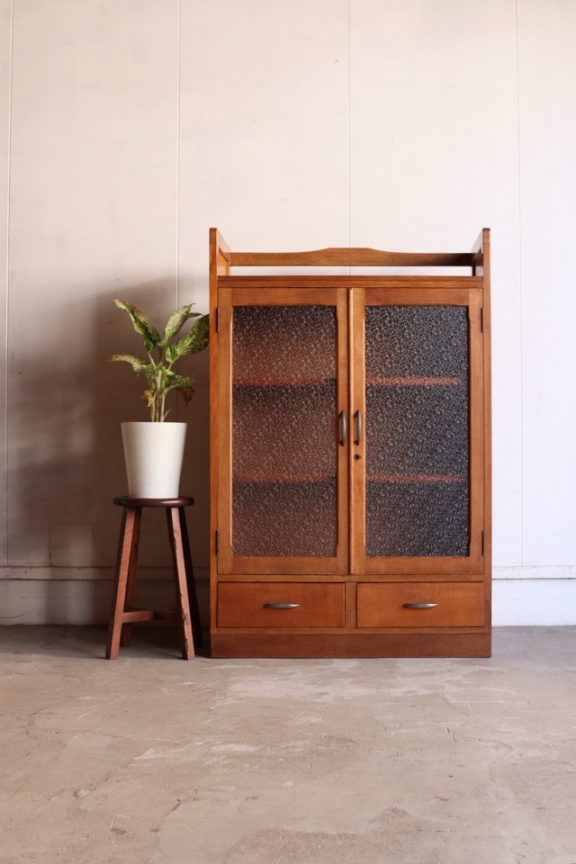 ダイヤガラスの戸棚