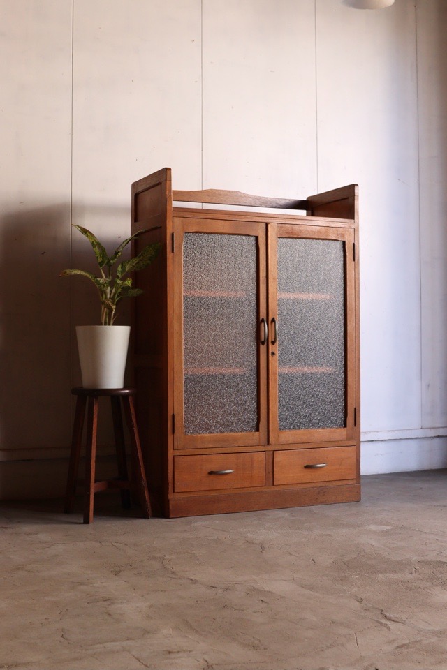 ダイヤガラスの戸棚