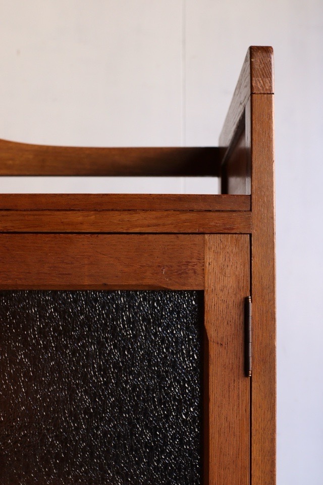 ダイヤガラスの戸棚