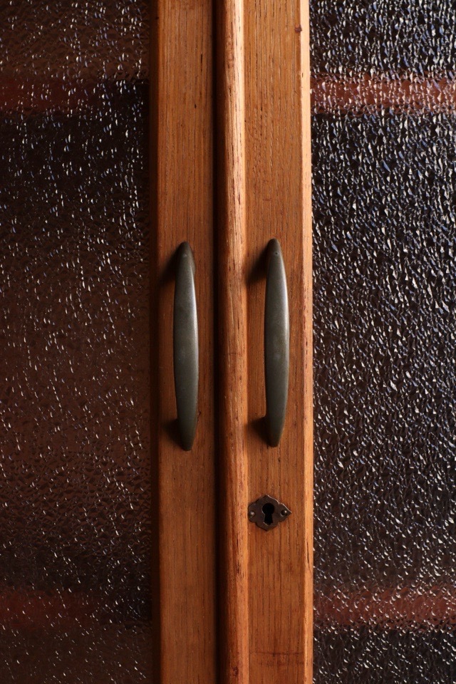 ダイヤガラスの戸棚