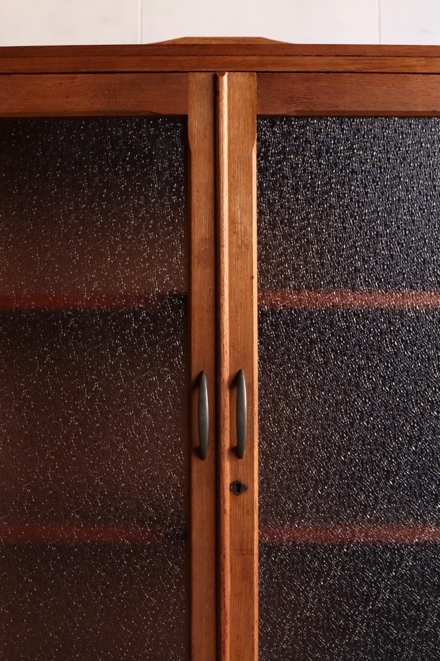 ダイヤガラスの戸棚