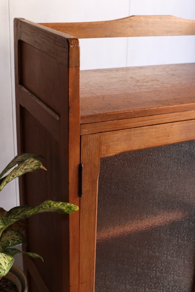 ダイヤガラスの戸棚