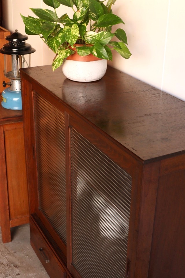 モールガラスの引戸棚