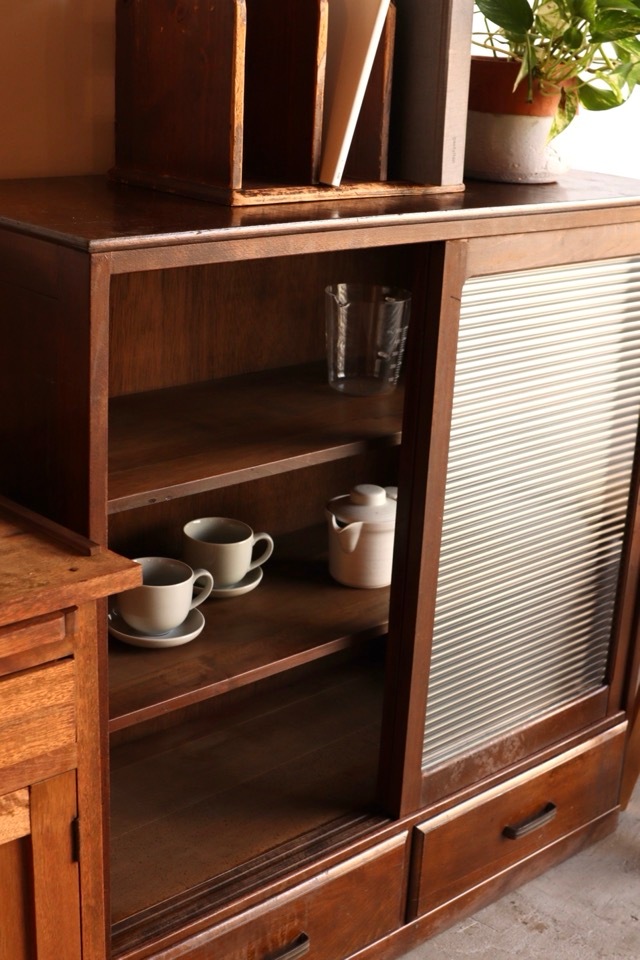 古い小ぶりなモールガラス戸棚×戸棚×小引き出し2杯 モールガラスの引き戸棚（引き出し無し）。レトロ。食器棚。サイズ