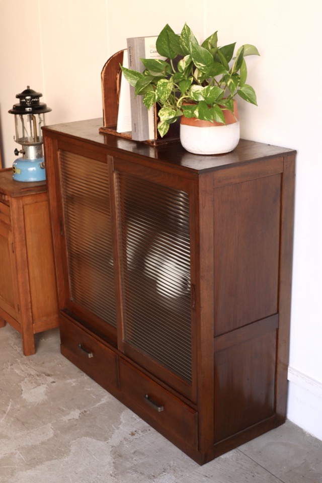 モールガラスの引戸棚 | 全ての商品 - 古家具古道具 そうすけ