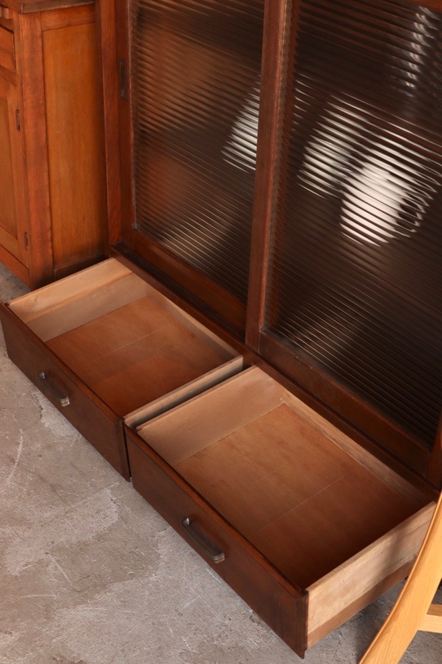 モールガラスの引戸棚