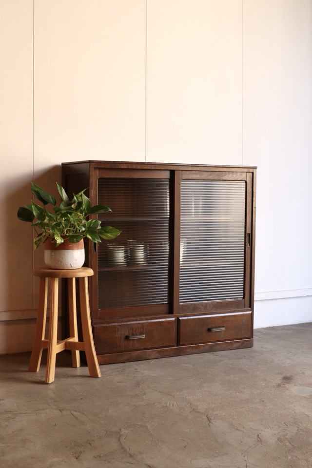 モールガラスの引戸棚