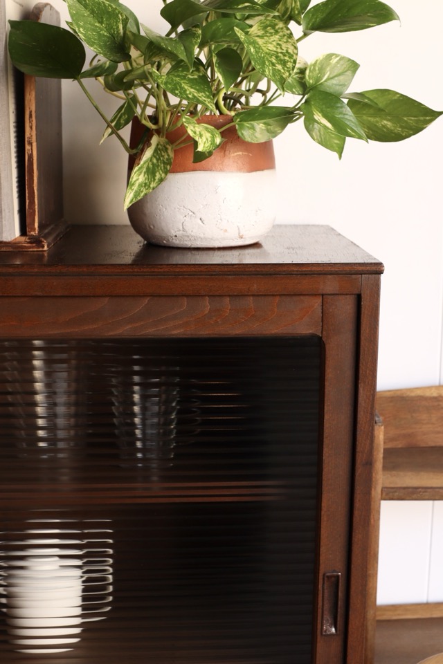 モールガラスの引戸棚