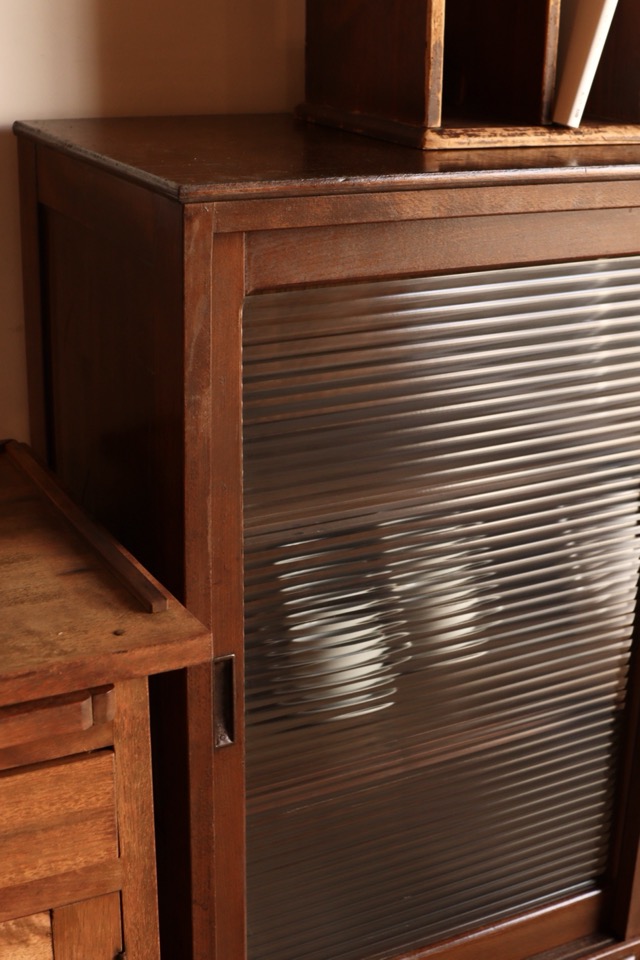 モールガラスの引戸棚