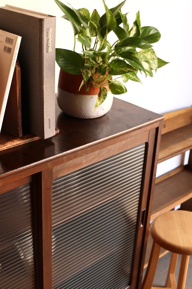 モールガラスの引戸棚 | 全ての商品 - 古家具古道具 そうすけ