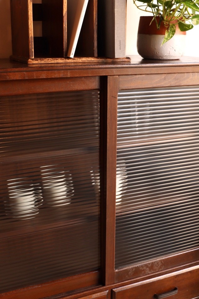 モールガラスの引戸棚