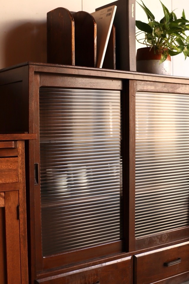 値下げ 古いモールガラスの戸棚 モールガラスの引戸棚 | 全ての商品 - 古家具古道具 そうすけ